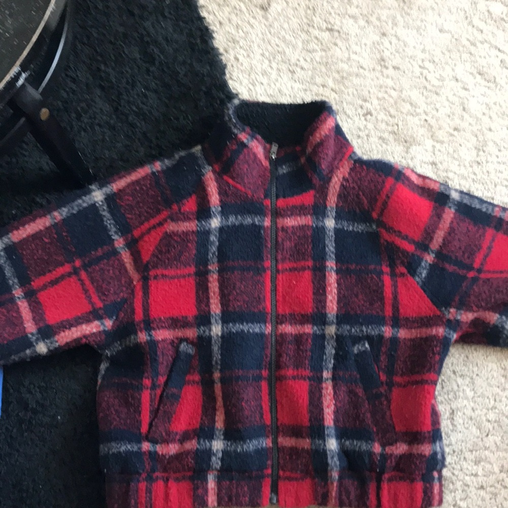 Red and nave plaid coat very good condition size medium American Eagle